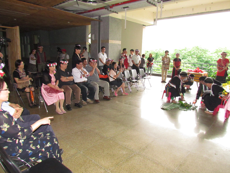 里漏部落祭師(Cikawasay)進行阿美族傳統祈福儀式