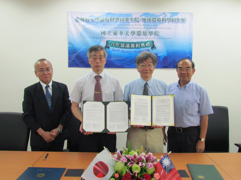 (右起)吳茂昆校長、環境學院夏禹九院長、北海道大學環境科學院級地球環境科學研究所院長Katsuaki Shimazu、北海道大學事務長Osamu Kubo