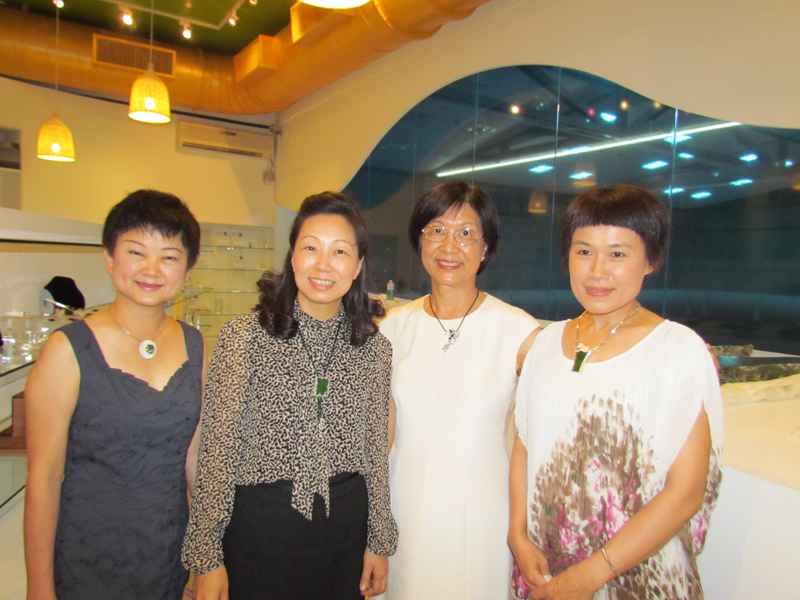 (左起)文化局長陳淑美、花蓮縣長夫人徐榛蔚、東華大學校長夫人唐慧晴、參展藝術家林淑雅助理教授共同配戴作品擔任展覽代言人