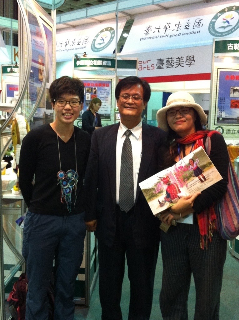 原民會主委孫大川與育成廠商林琳(右)及吳慧馨(左)合影