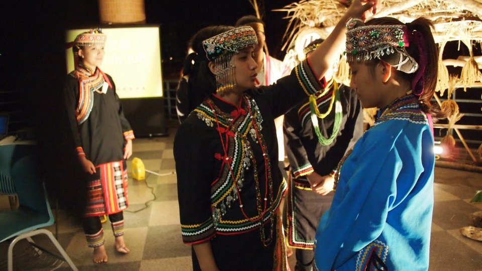 為新生配戴菖蒲項鍊