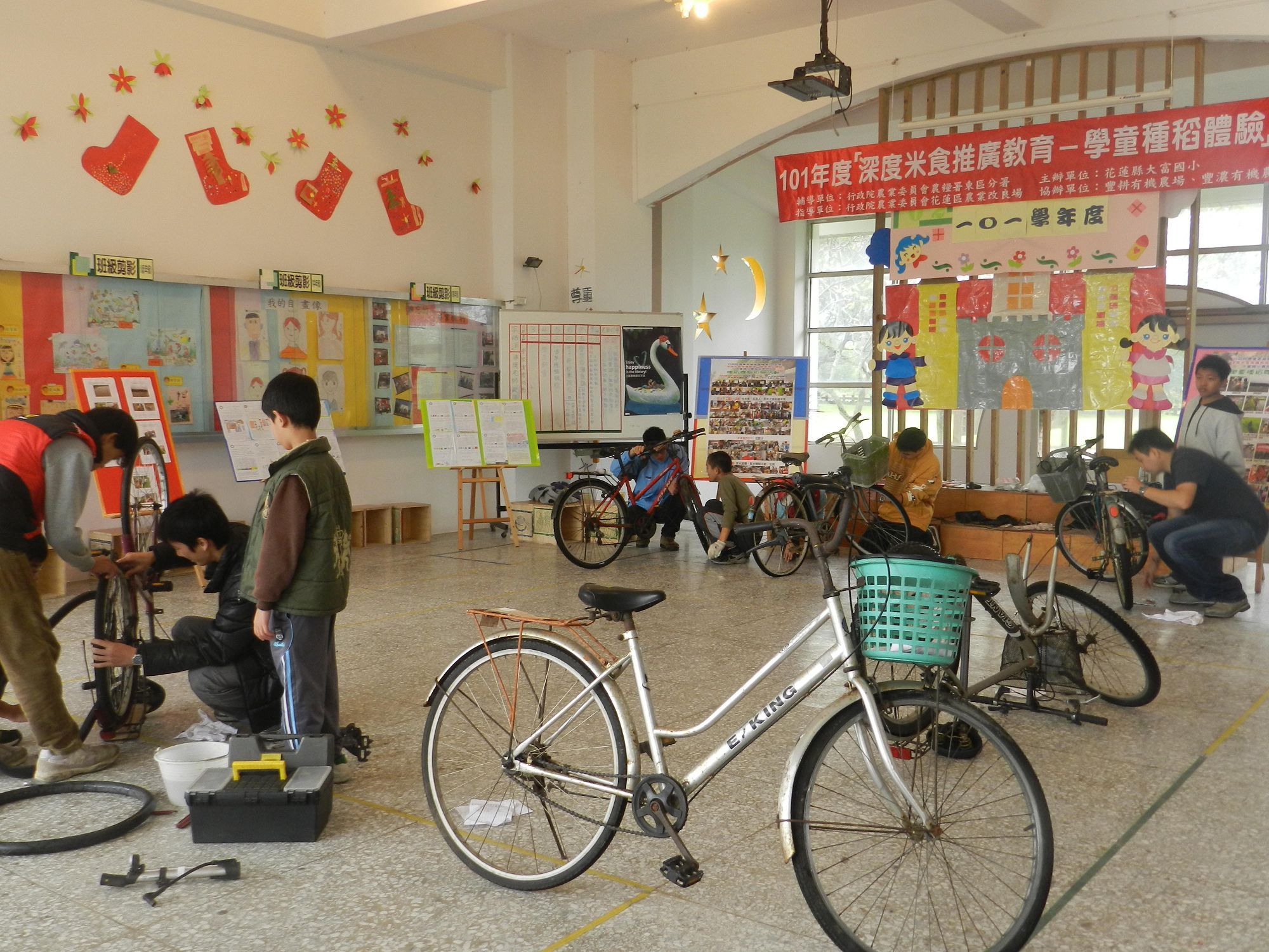 東華大學學生帶著社區小朋友動手修理與彩繪二手單車