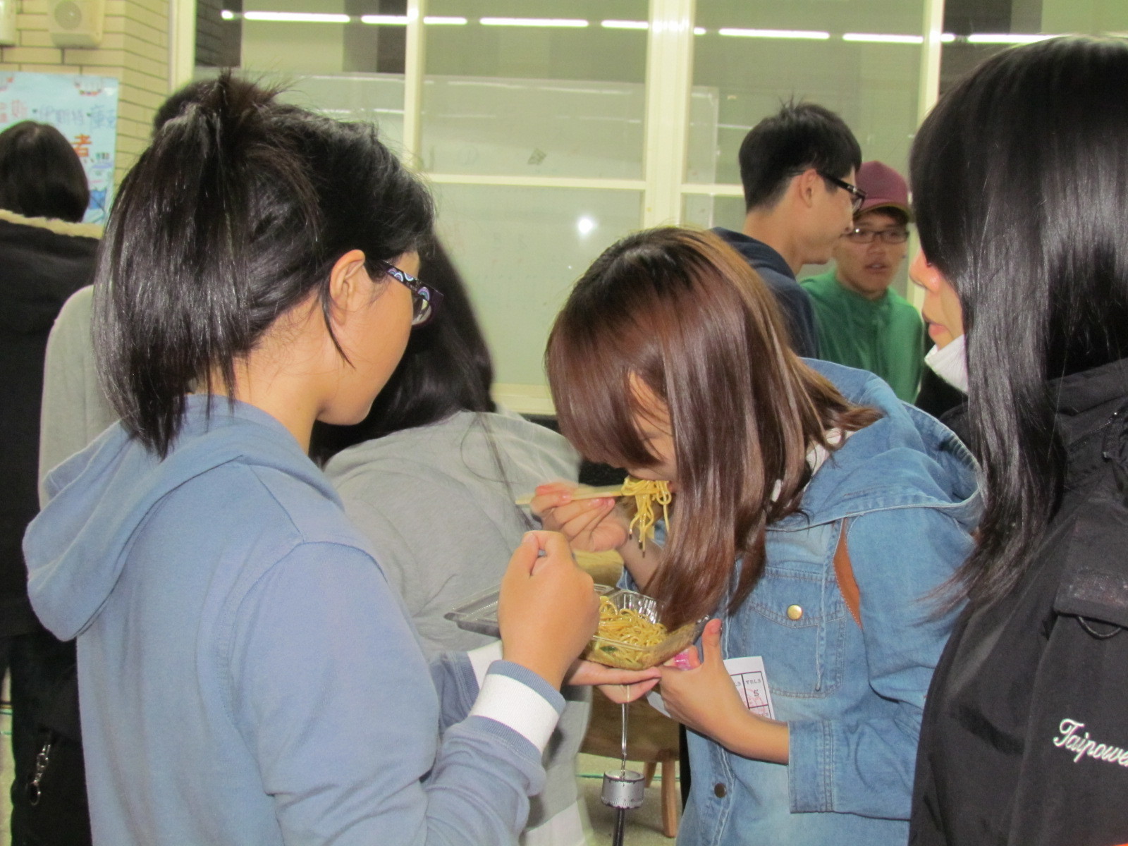 不少學生搶買美食，現場迫不及待的品嚐