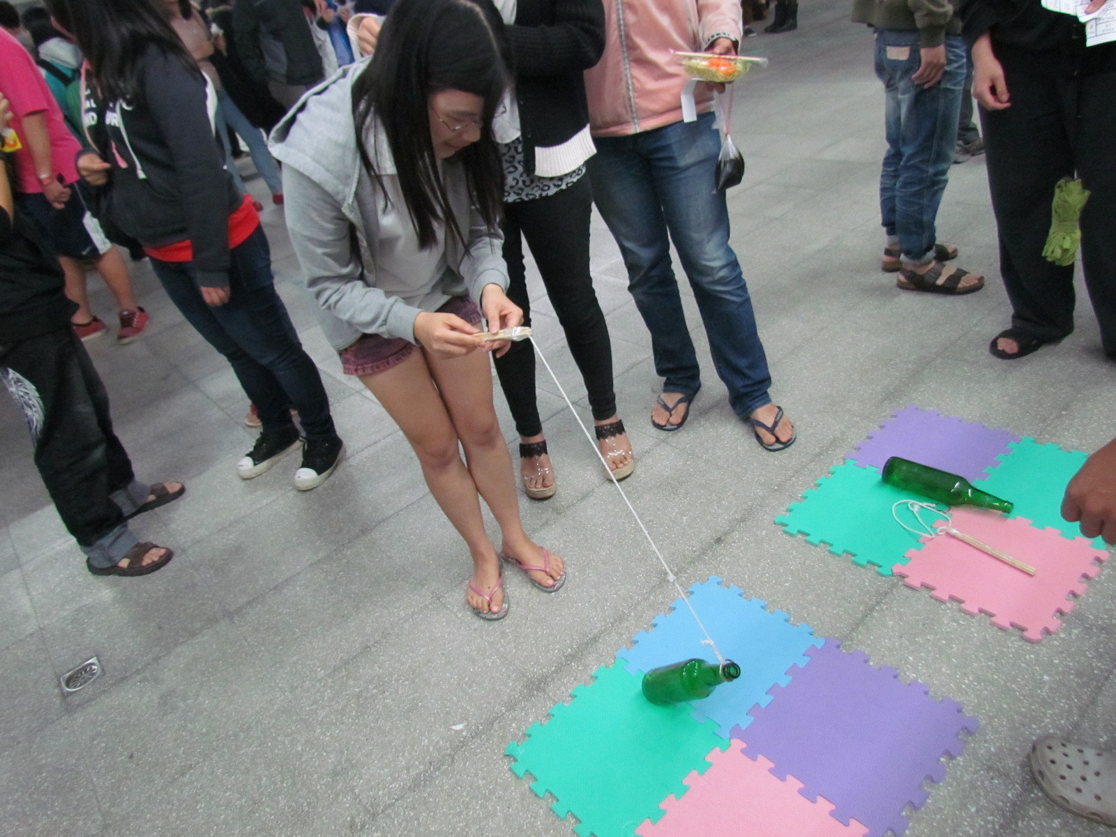 釣瓶子的活動讓學生體驗夜市遊戲