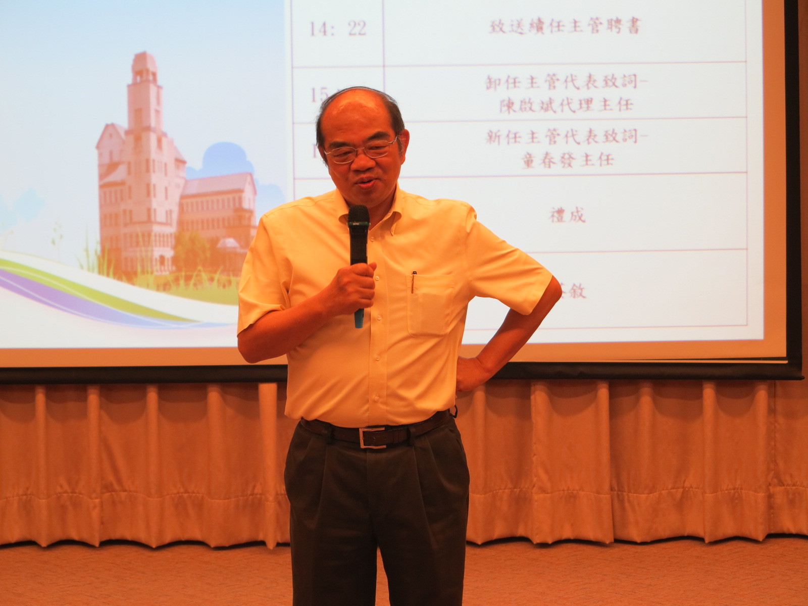 校長吳茂昆致詞感謝卸任主管的付出與努力，並給予新任主管期勉，未來希望大家一同為東華共同努力。