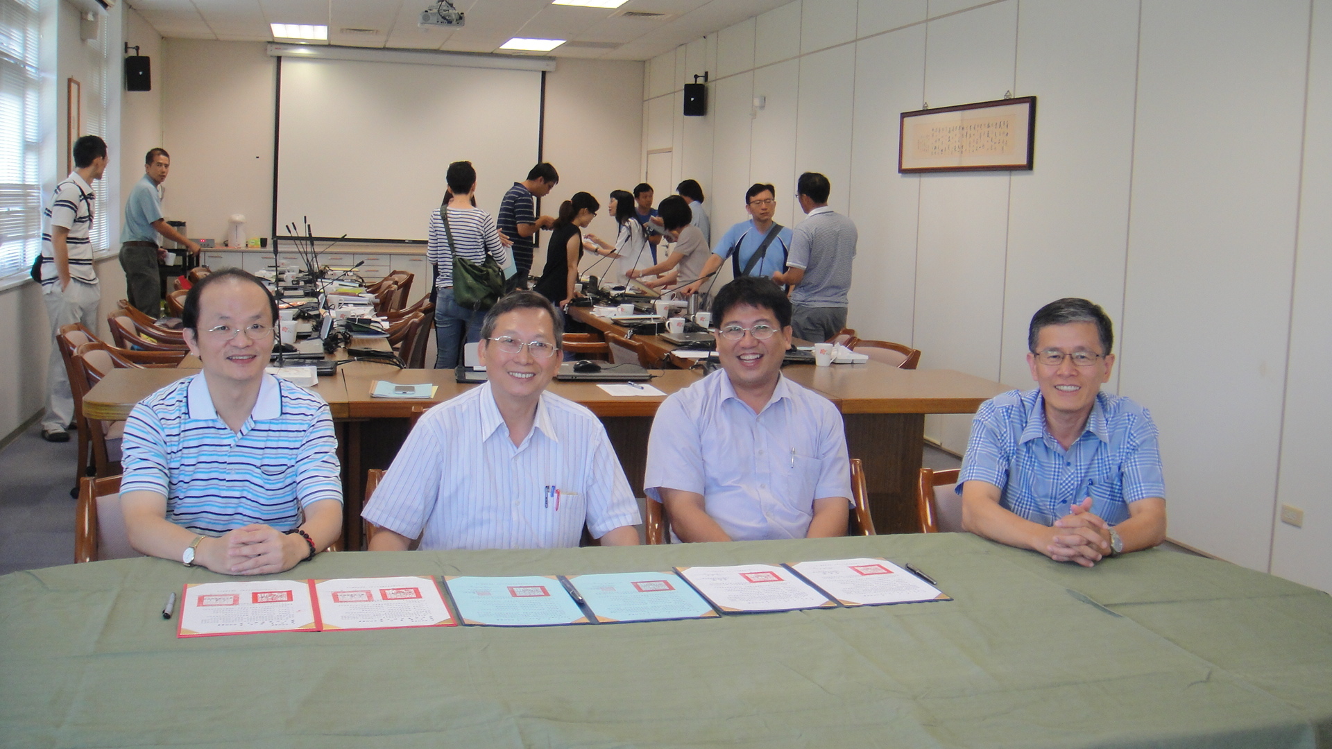 (左起)花蓮高中李運生教務主任、四維高中蔡忠和人事主任、海星高中李恭榮教務主任、本校白亦方教務長共同簽署合作同意書