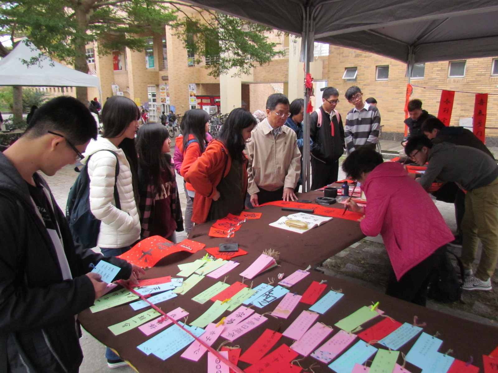 東華好事集春聯結緣活動,吸引大批師生前往索取