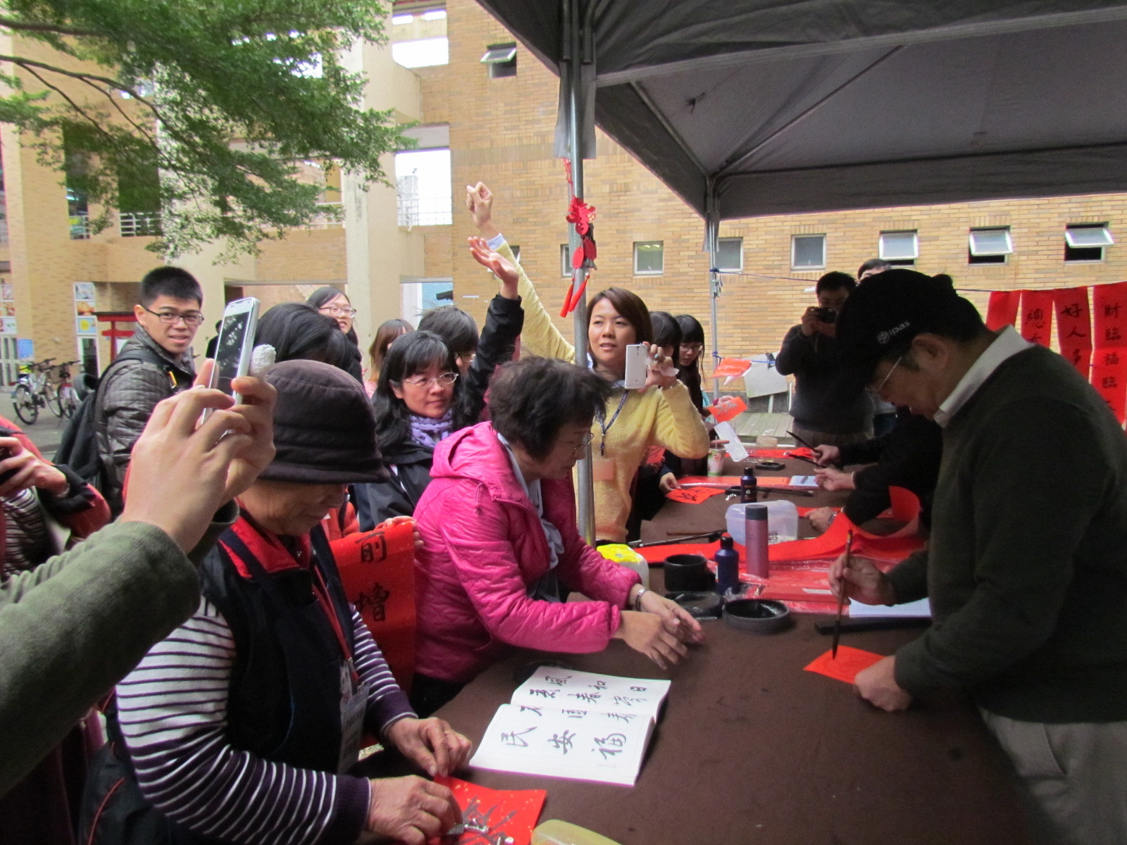 校長吳茂昆現場揮毫,師生爭相索取