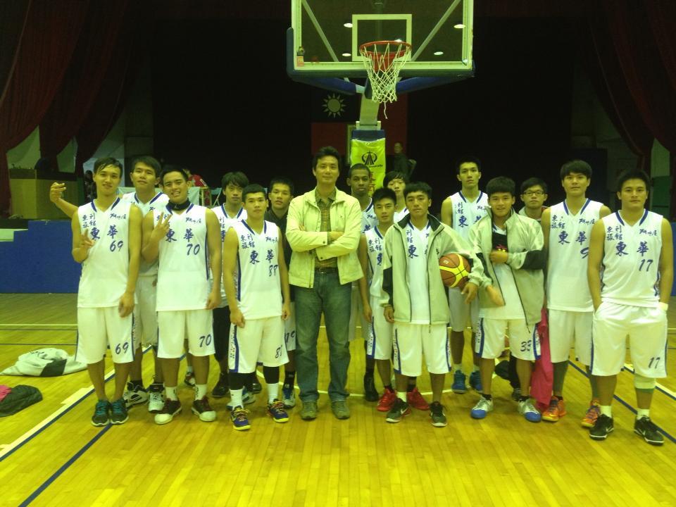 本校男子甲組籃球隊由體育中心主任林如瀚領軍,參加UBA公開男子組大專籃球聯賽獲得北區第一名的佳績