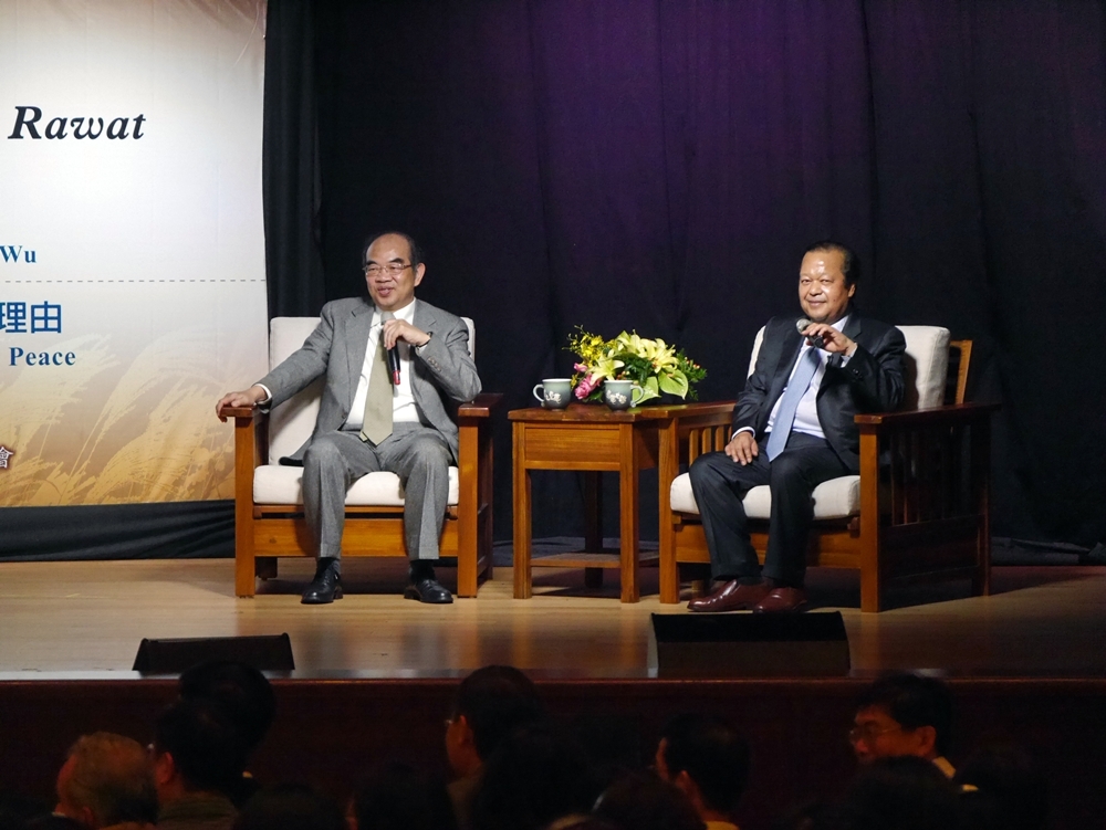 演說Q A時間,由校長吳茂昆主持,普仁羅華先生熱情回應問題