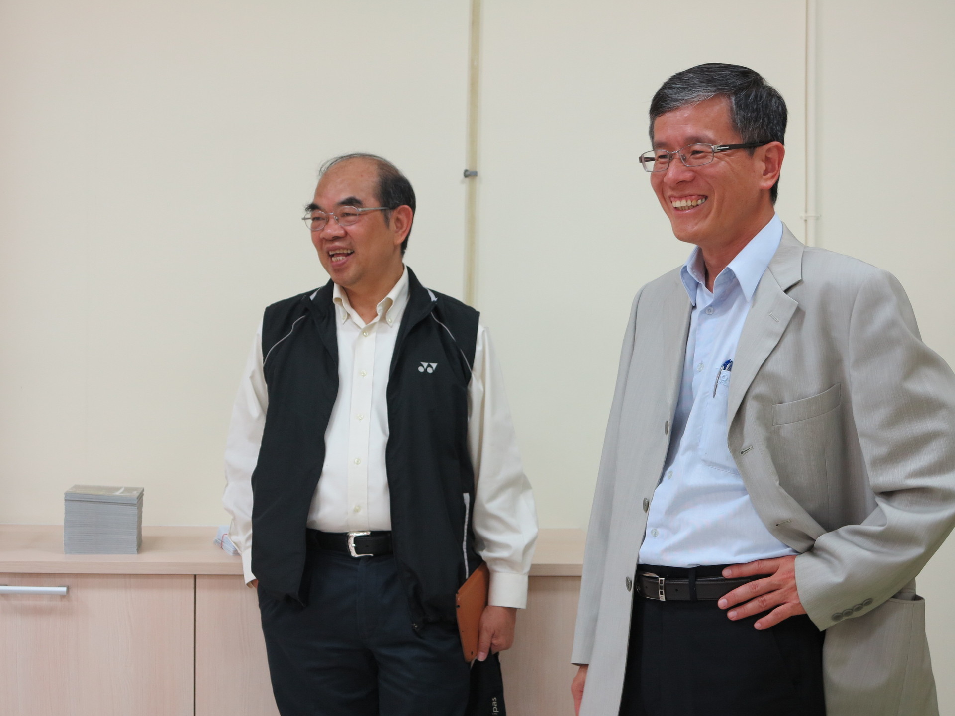 校長吳茂昆與教務長白亦方前往考生休息室,與考生、考生家長互動