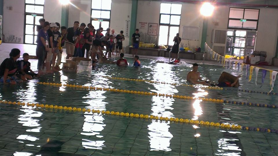 營隊學生造船後於游泳池下水實驗
