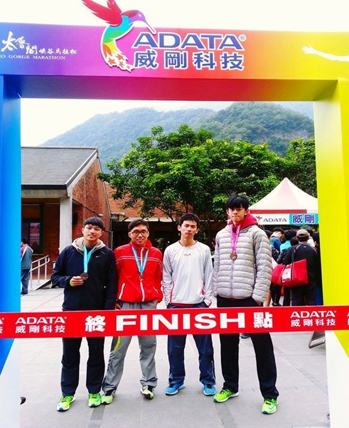 東華大學田徑隊賽後合照(由左至右為李峻源、方廷安、簡至奕、陳威任)