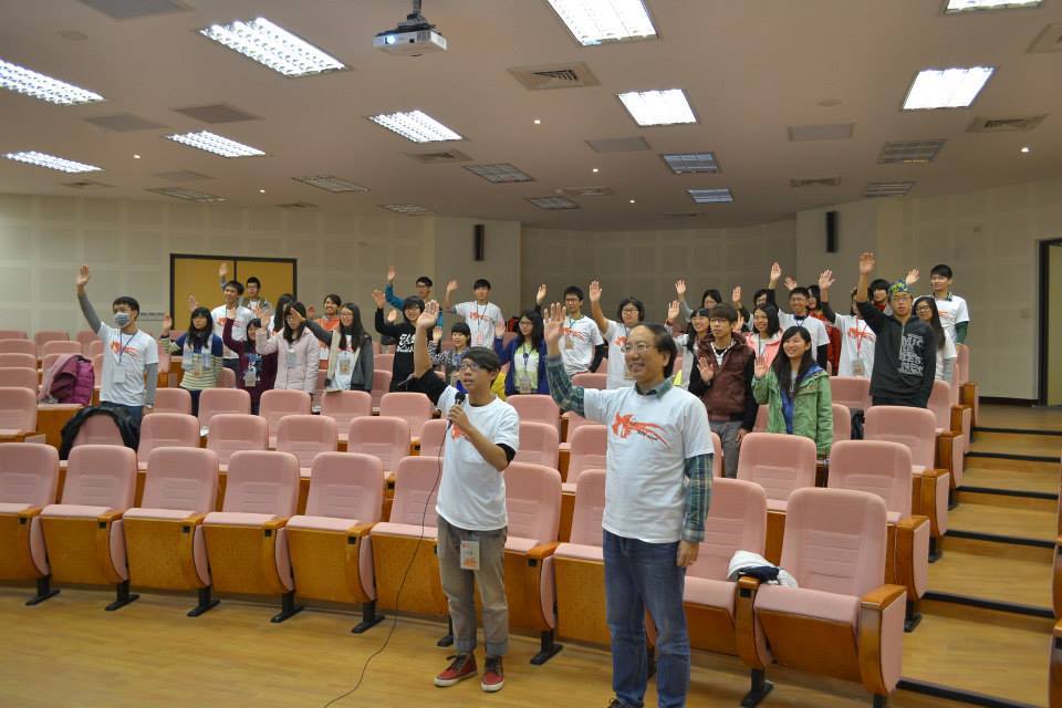 活動總召光電三張祐禎同學,於活動開始時帶領現場同學一同唸宣誓詞