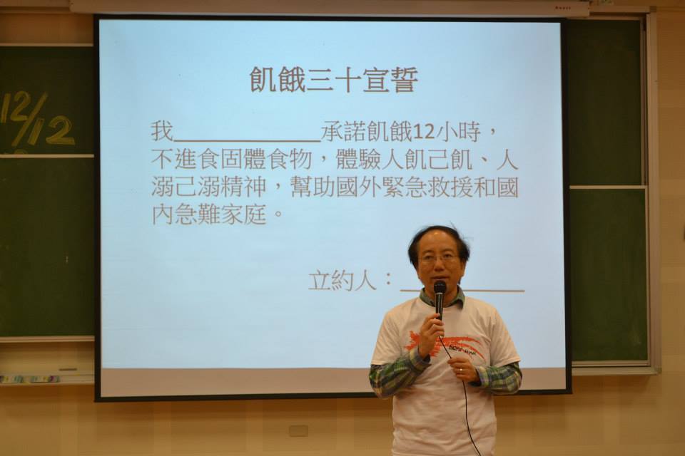 李大興學務長宇在場的學生們,說明「把握當下、珍惜現在」,並感謝同學們的對飢餓三十活動的響應