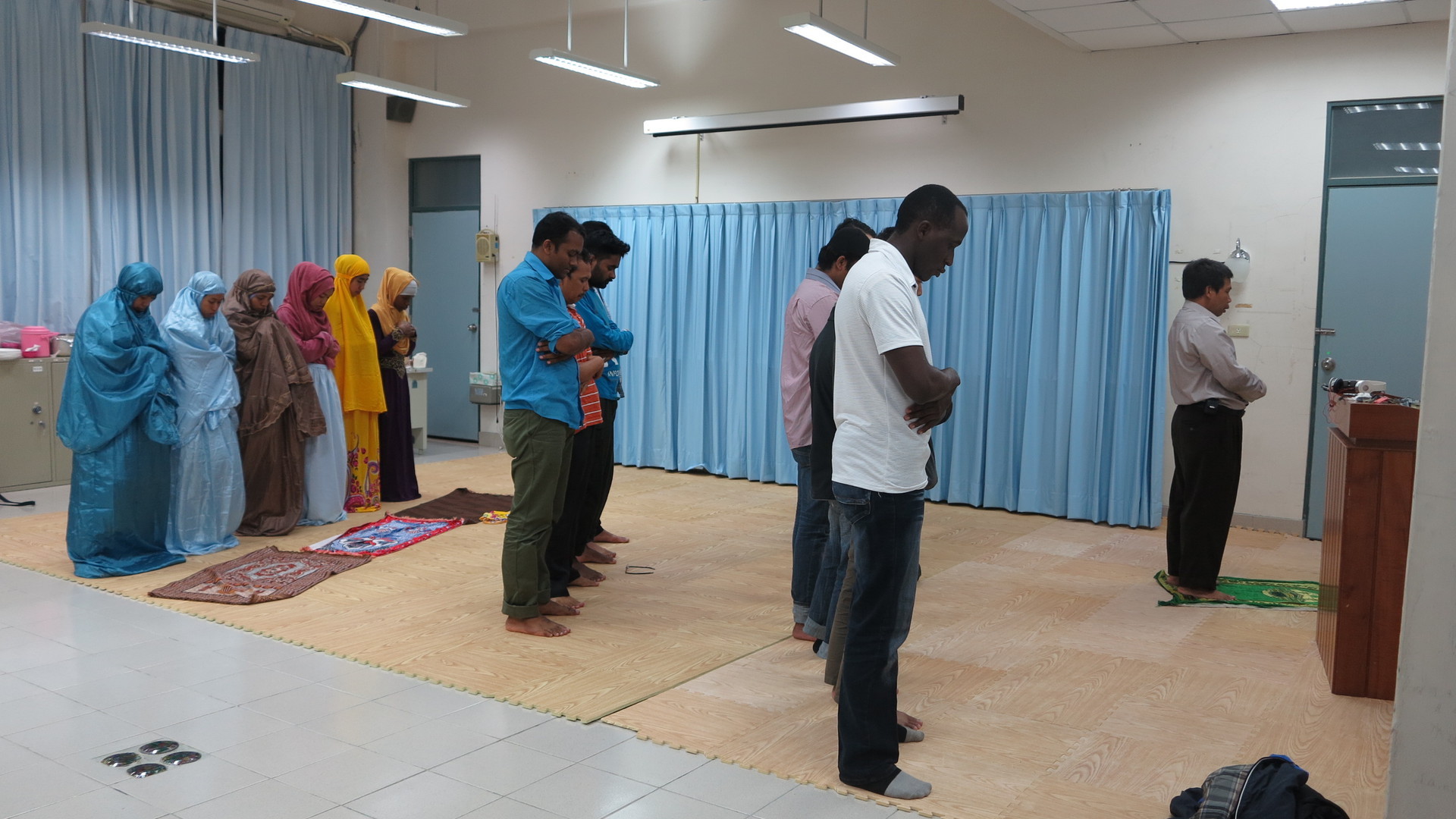 穆斯林同學每天都會有5次的禱告儀式