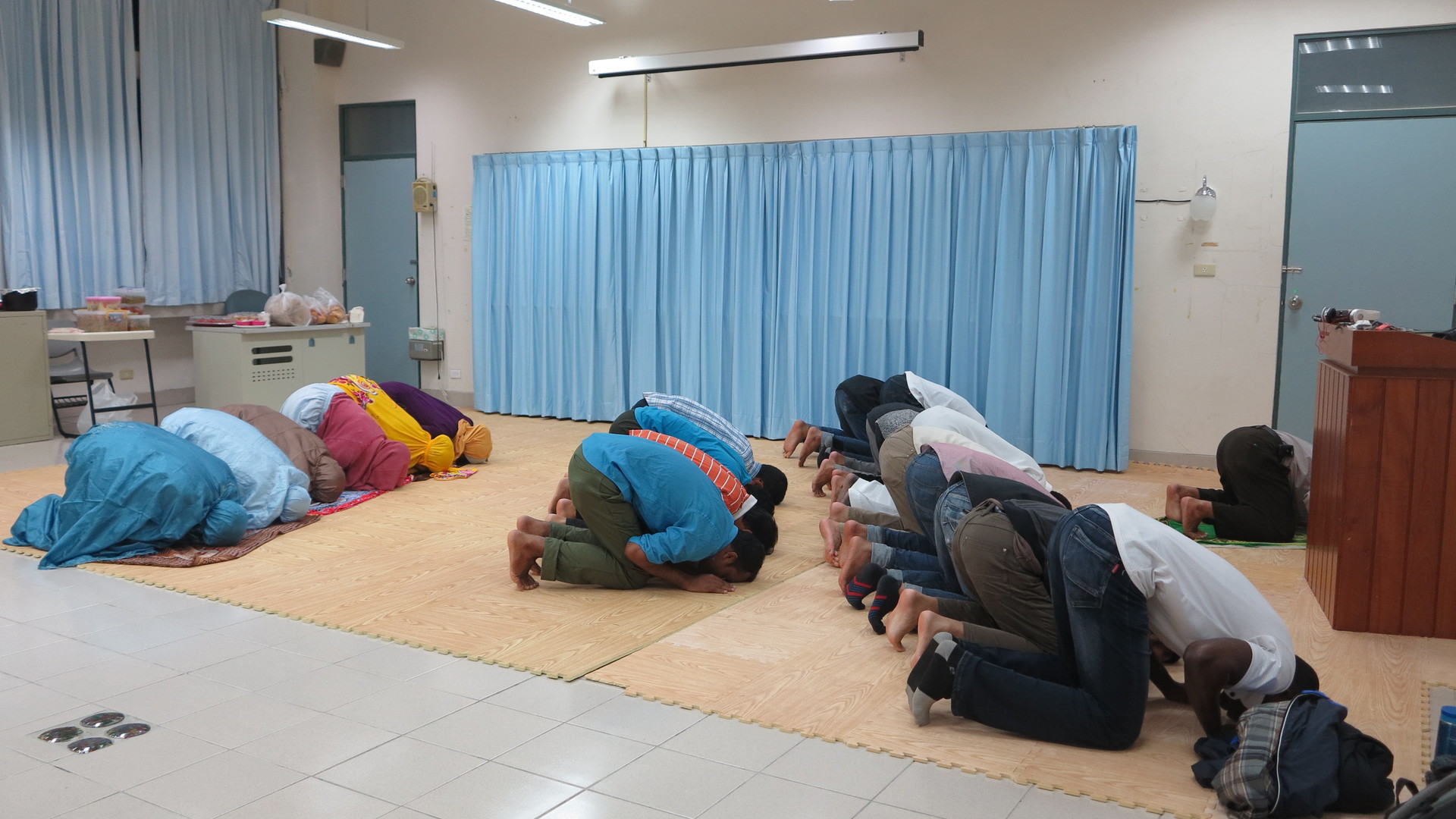 穆斯林同學虔誠禱告