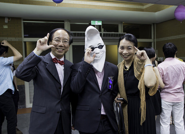 學務長賢伉儷與吉祥物皮優留影