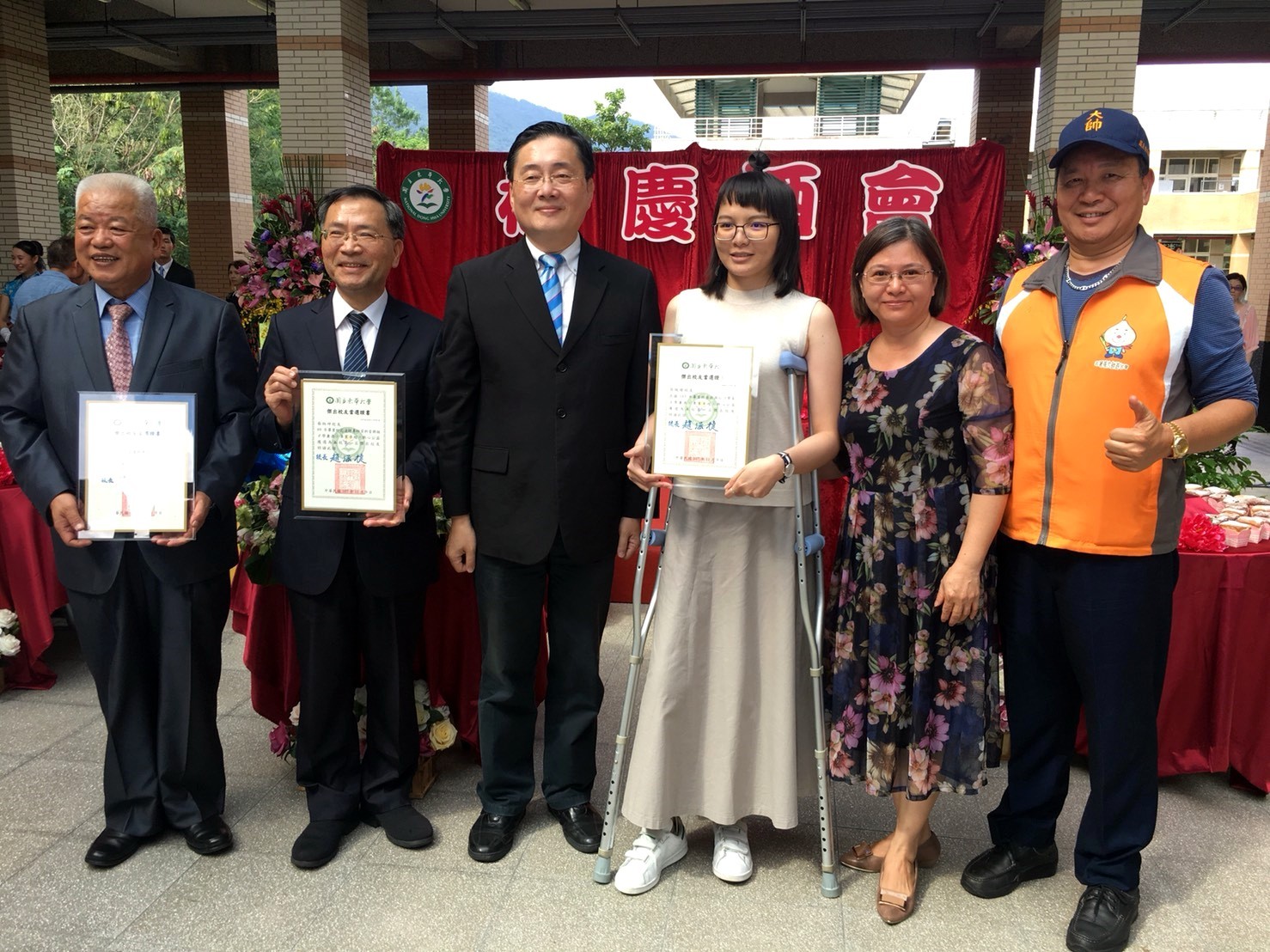 東華大學傑出校友合照，張椀晴校友父母親亦陪同出席（右1及右2）