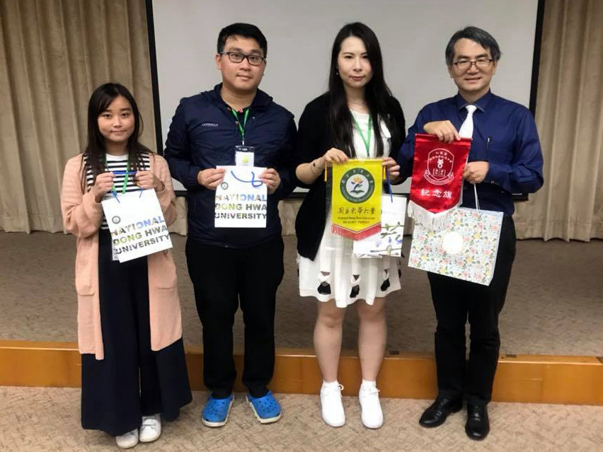 本校與仁愛堂陳黃淑芳紀念中學互贈錦旗禮品
