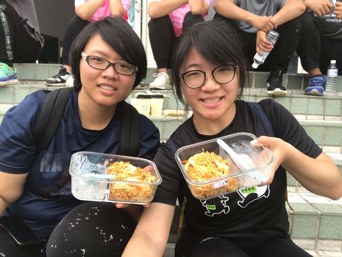 參與畢咖必腳活動學生使用環保餐具參加園遊會愛護地球