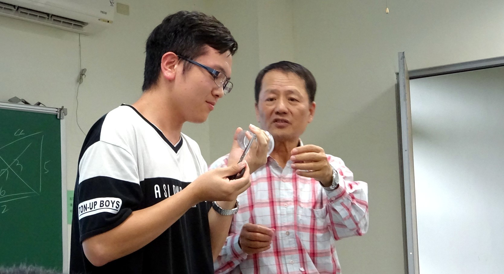 老師及學生利用塑膠杯等材料製作大聲公