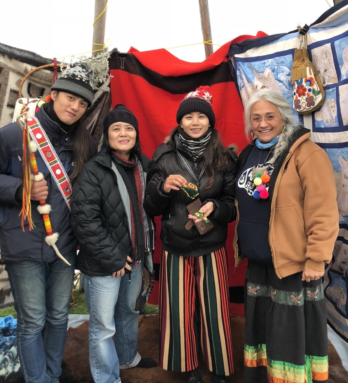 第一民族Seven Generations 教育機構的秋收活動參與師生於傳統帳篷內學習口述歷史與水的知識。(左起族文系學生Kulas Umo、謝若蘭教授兼中心主任、族文系學生林佳儀、WINHEC共同主席加拿大籍的Laura Horton)