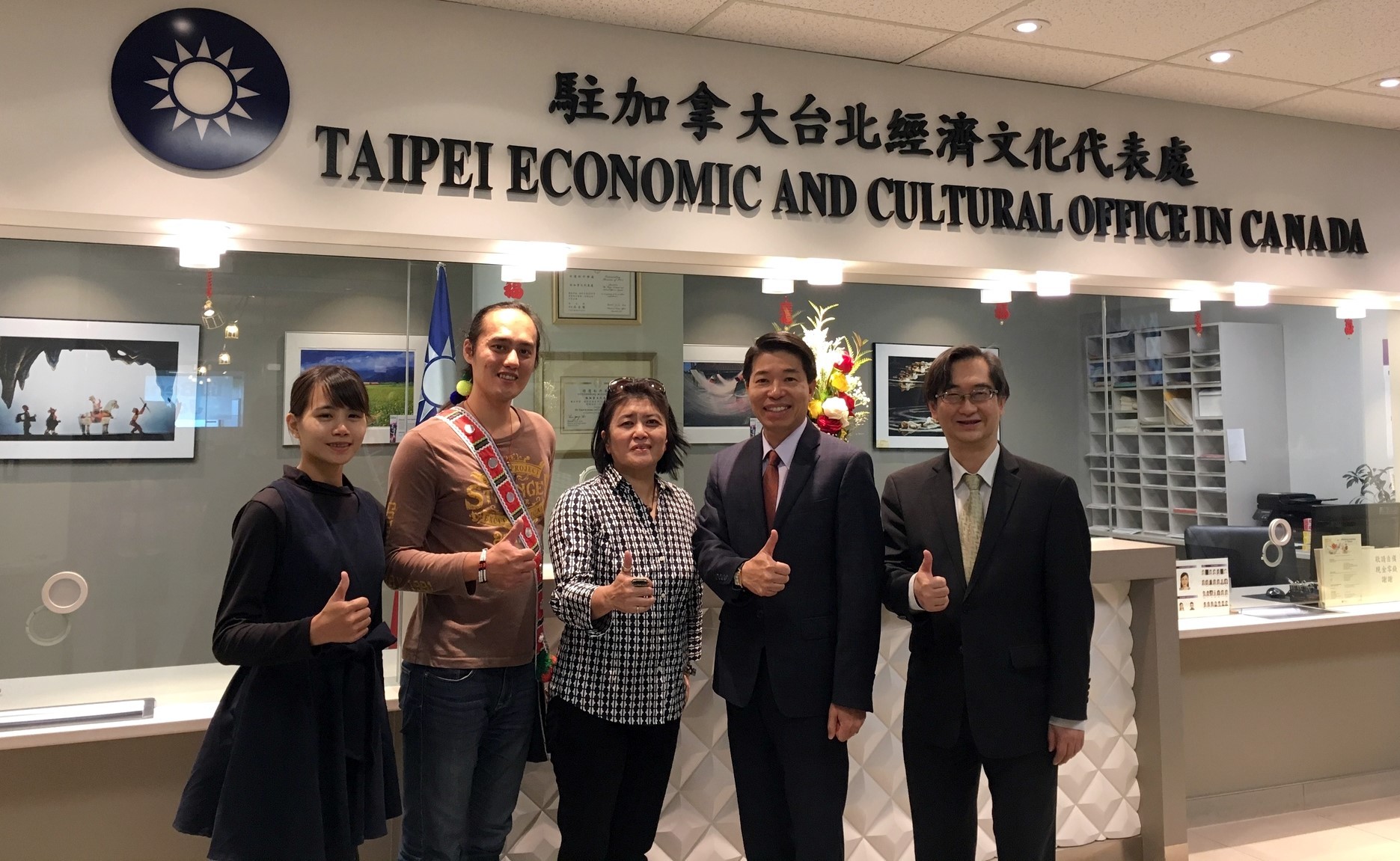 訪團前往加拿大代表處拜會（圖左至右：族文系學生林佳儀、族文系學生 Kulas Umo、謝若蘭教授兼中心主任、陳文儀代表、宋申武組長