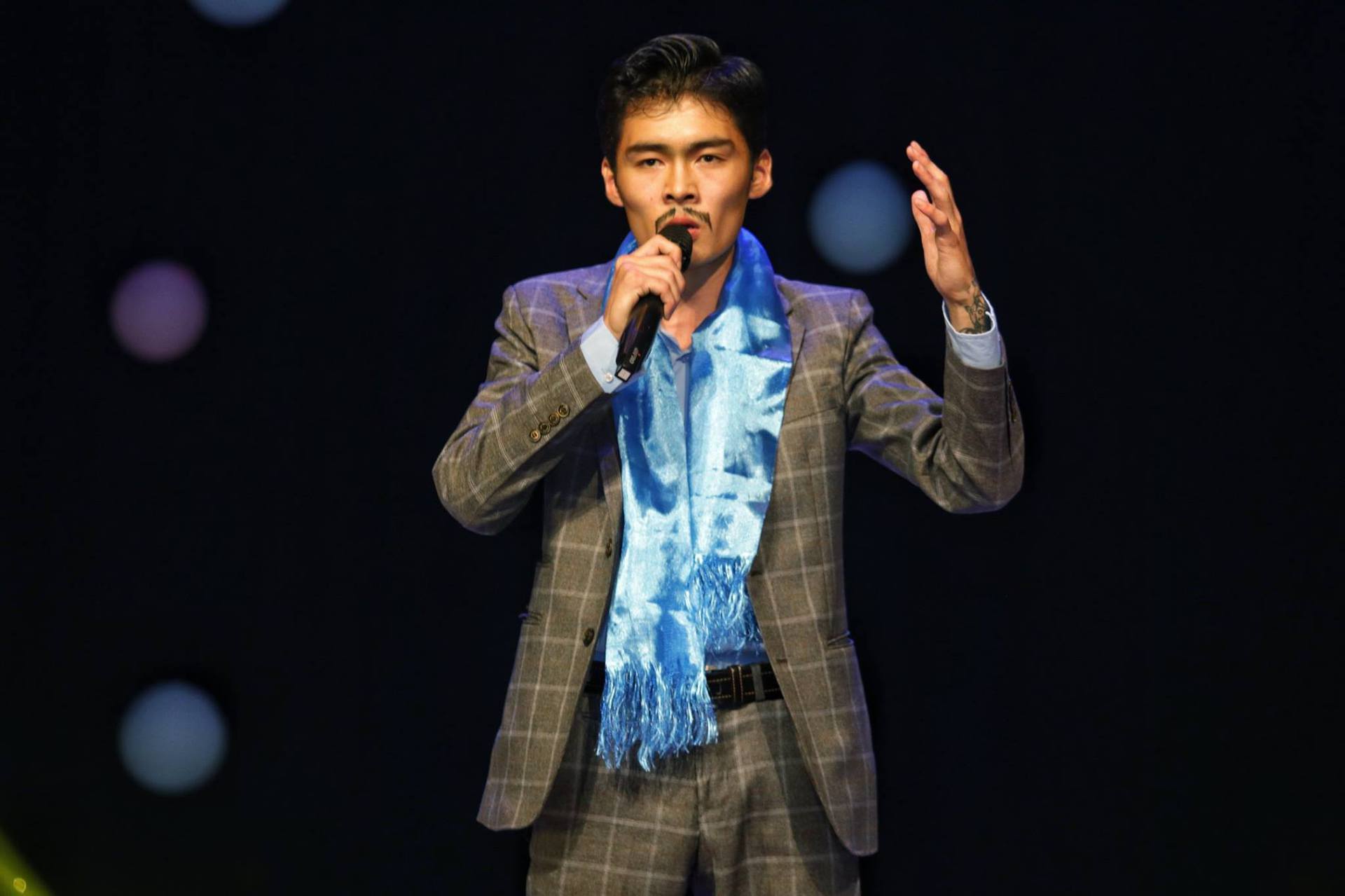 蒙古同學表演傳統喉音唱法 - 呼麥