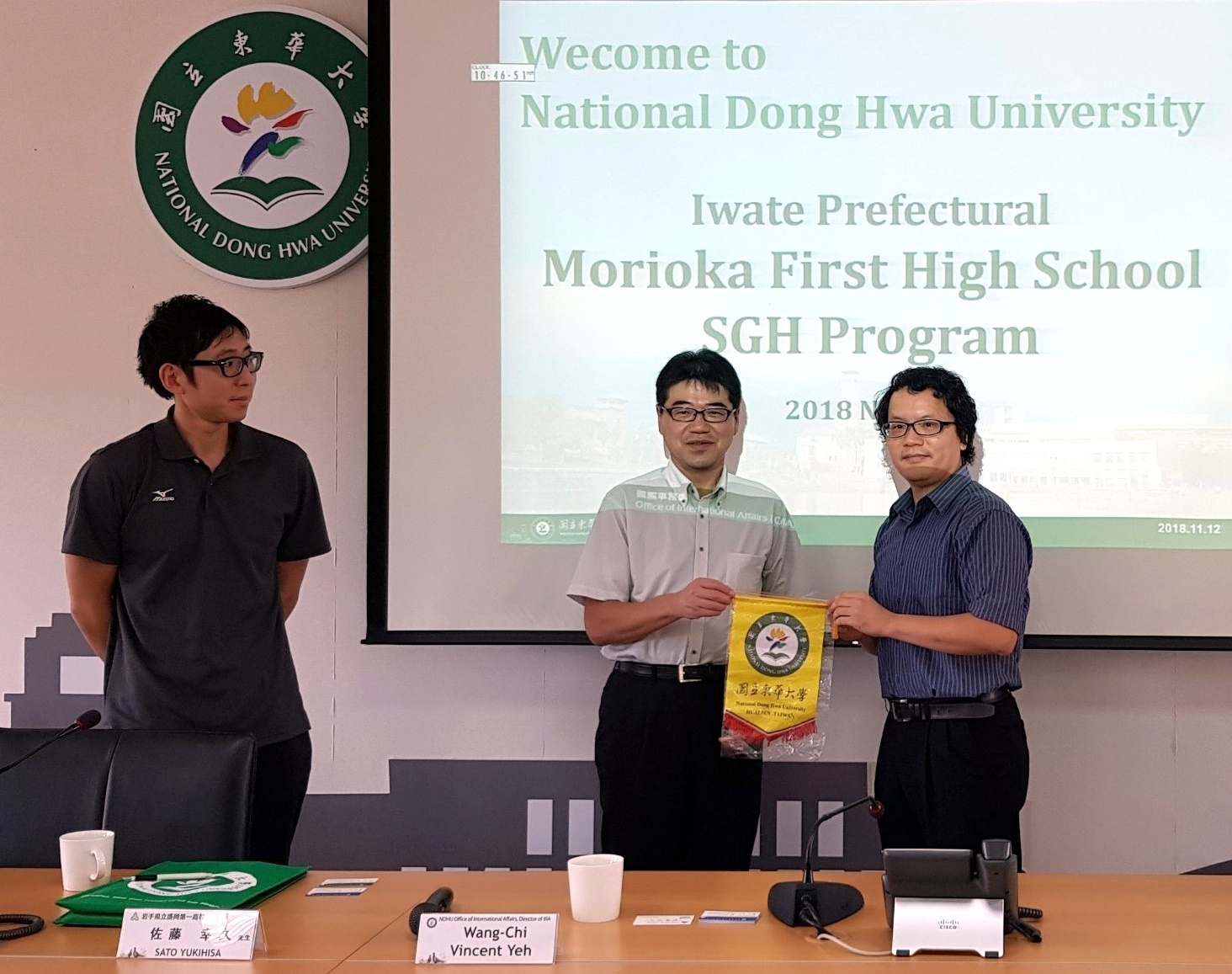 國際處招生宣傳組葉旺奇組長代表贈禮給盛岡第一高校佐藤幸久老師