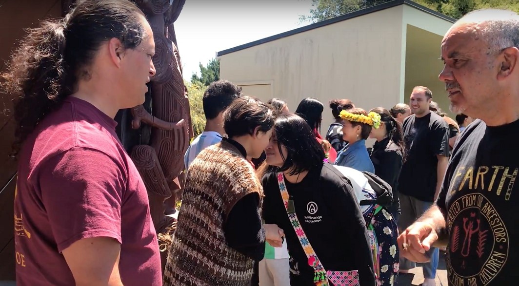 TWoA大學在Rotorua一所技職學校內的Marae開設週末密集課程，提供毛利祖先來源之認識、吟誦歌、禱詞、迎賓（Pōwhiri）等基礎學習