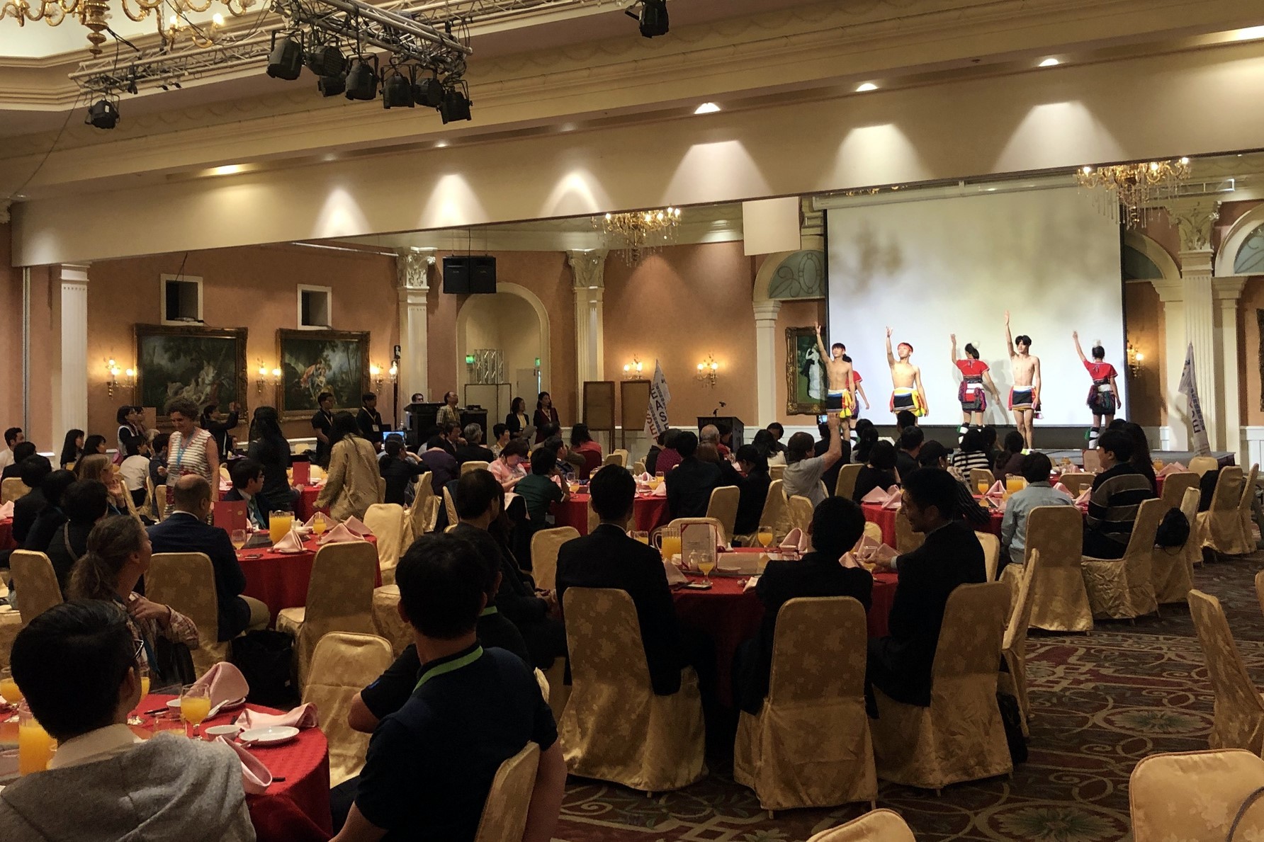 遠雄悅來飯店舉行晚宴，由東華大學副校長徐輝明教授以及教務長林信鋒教授主持，邀請花蓮高農原住民舞蹈社和東華附小扯鈴隊表演