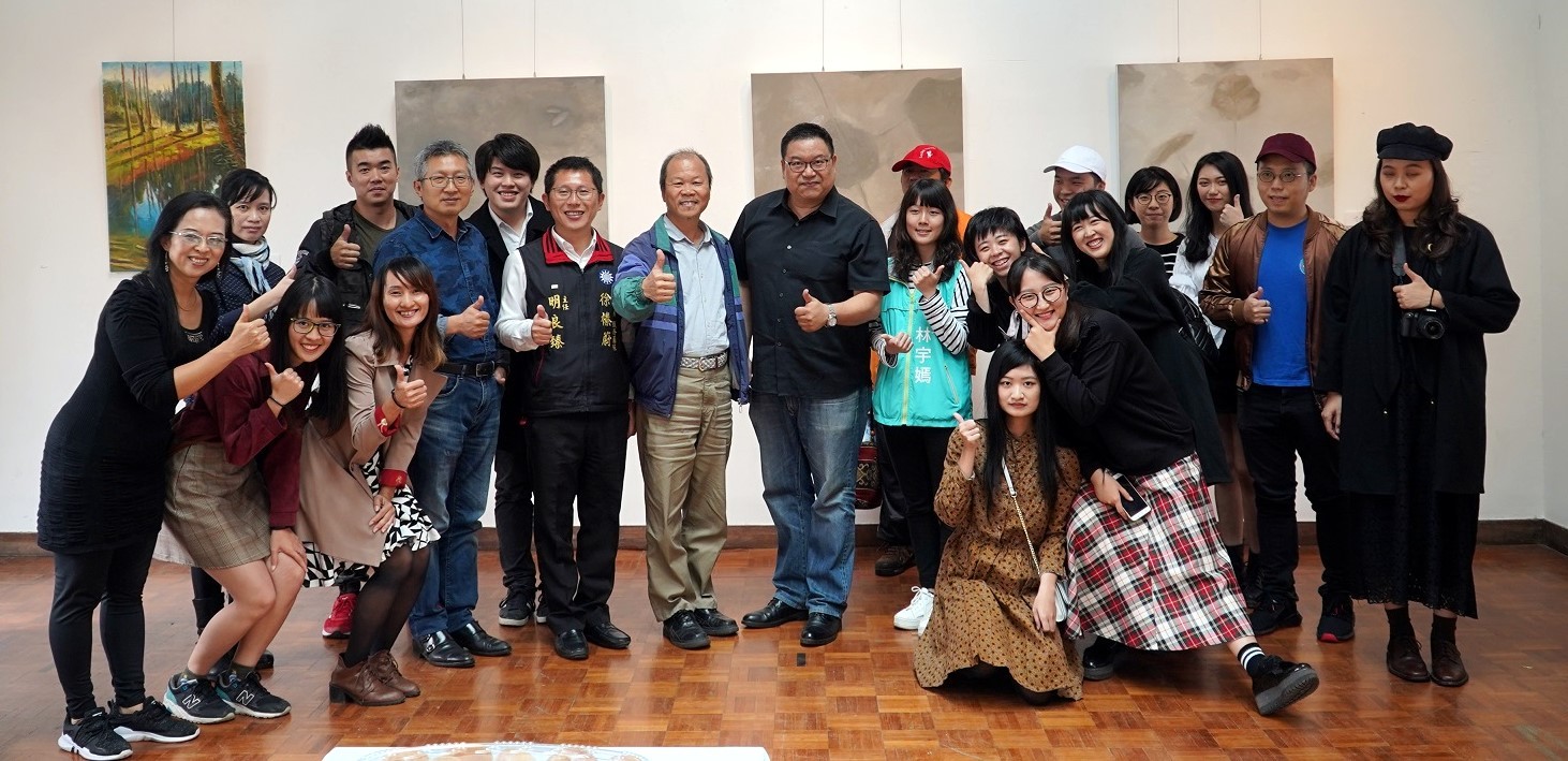 東華藝術與設計學系碩士新生展開幕大合照