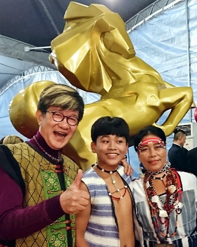虞戡平導演與第55屆金馬獎最佳新演員得主鍾家駿（中）