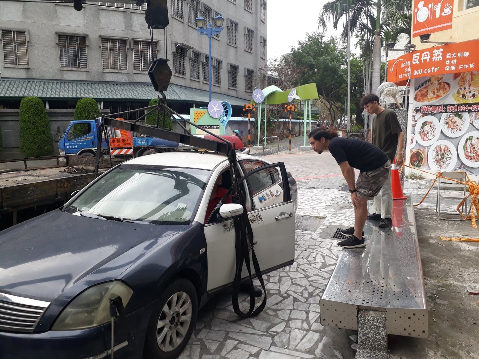 吸睛的報廢警車於藝托邦一樓戶外進行塗鴉創作