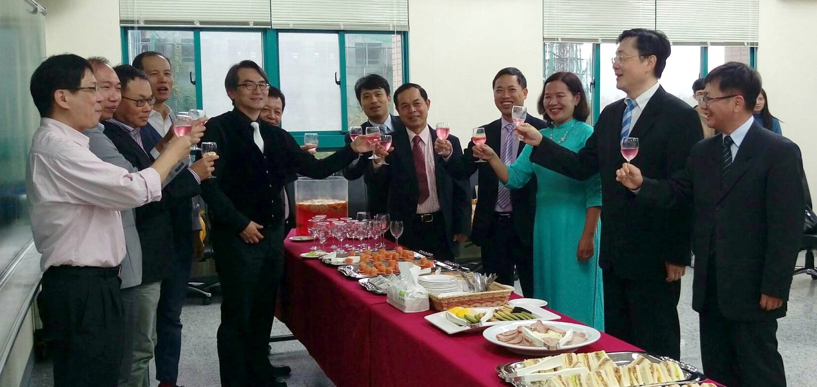 與會貴賓舉杯祝賀「越南臺灣研究中心」揭牌成立