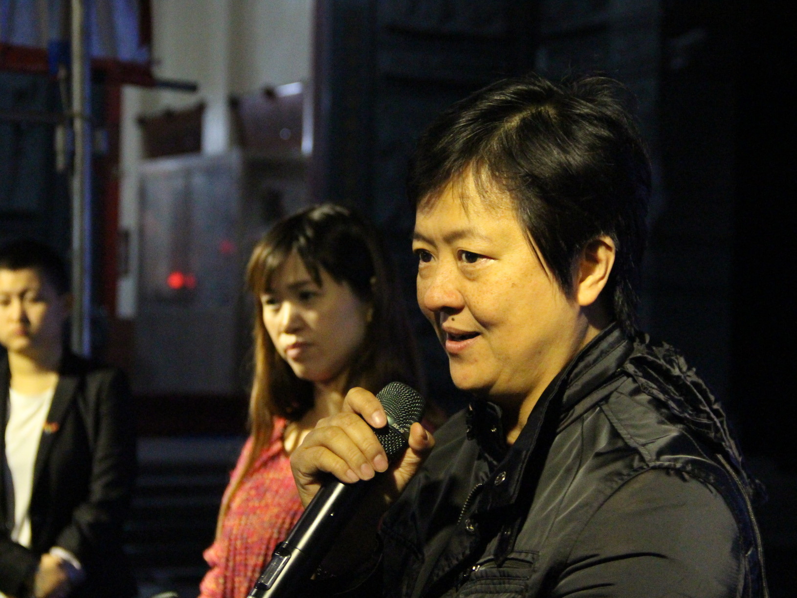 楊華美議員與鄭玉玲姊妹在影展與民眾交流