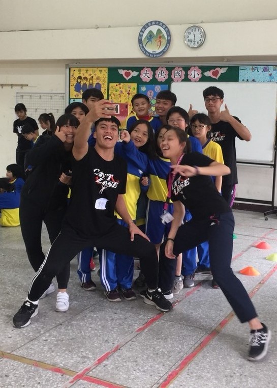 東華體育系志工與大禹國小學生培養團隊默契