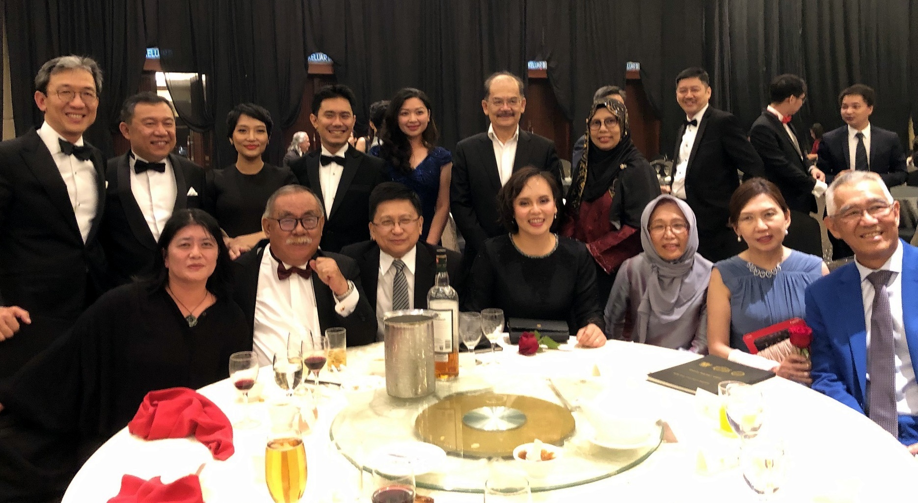 研討會註冊參與之法律專業人士超過350人，司法年度開幕晚宴則超過50桌之盛況。照片前排左起：謝若蘭教授（左一）、退休法官（第一位沙巴籍的沙巴與沙勞越大法官）Datuk Douglas Cristo Primus Sikayun（左二）、馬來西亞聯邦法院的首席大法官 Richard Malanjum（左三）、沙巴與沙勞越大法官 David Wong Dak Wah（右一）