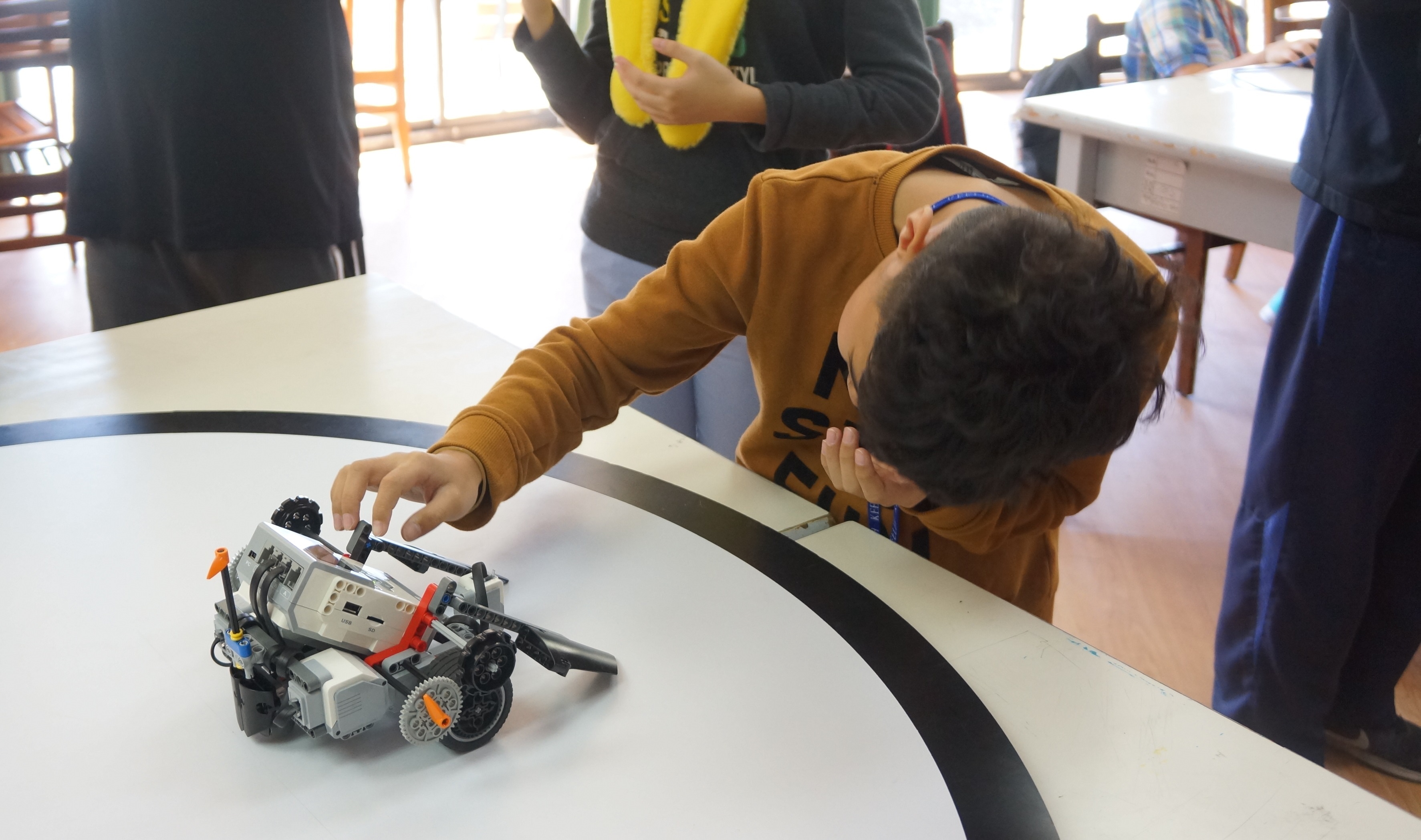 體驗營學童以自己組裝的智慧機器人比賽