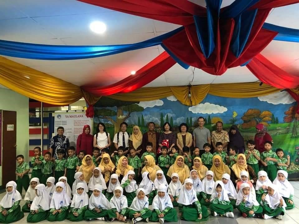 訪團在University AL Azar Indonesia附設實驗幼兒園與師生合影