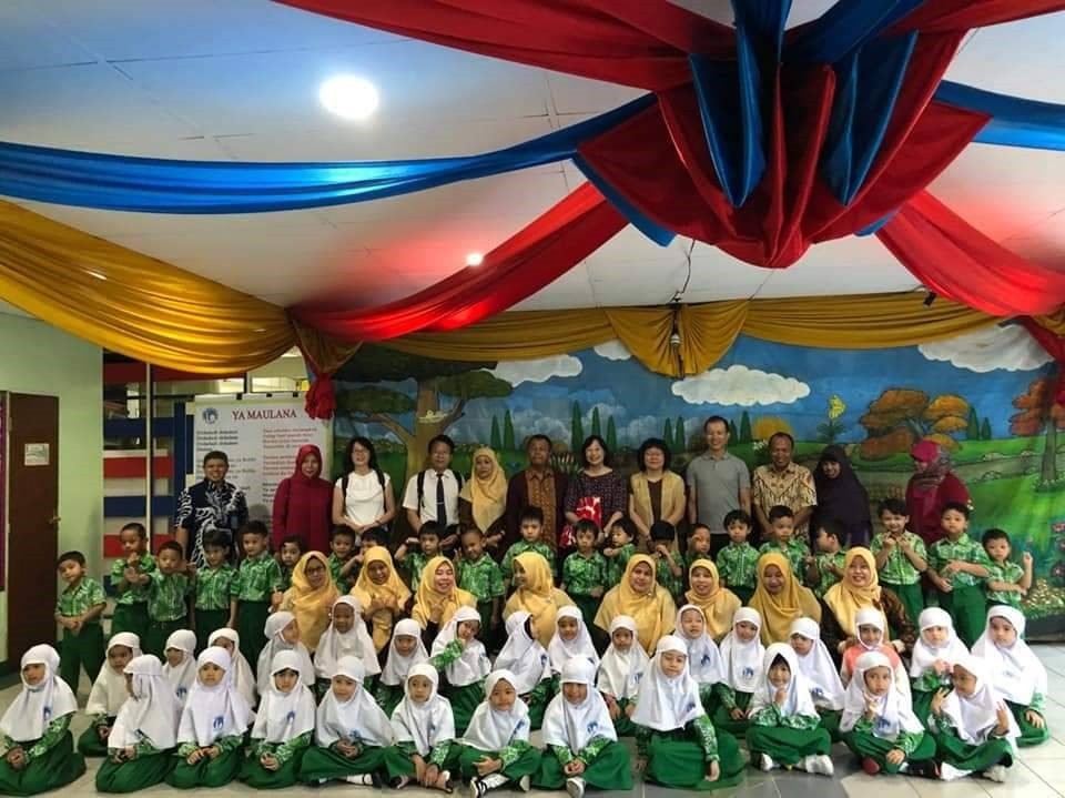 訪團在University AL Azar Indonesia附設實驗幼兒園與師生合影