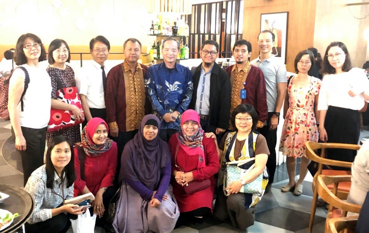 訪團與我國駐印尼經濟貿易代表處特任大使陳忠先生合影