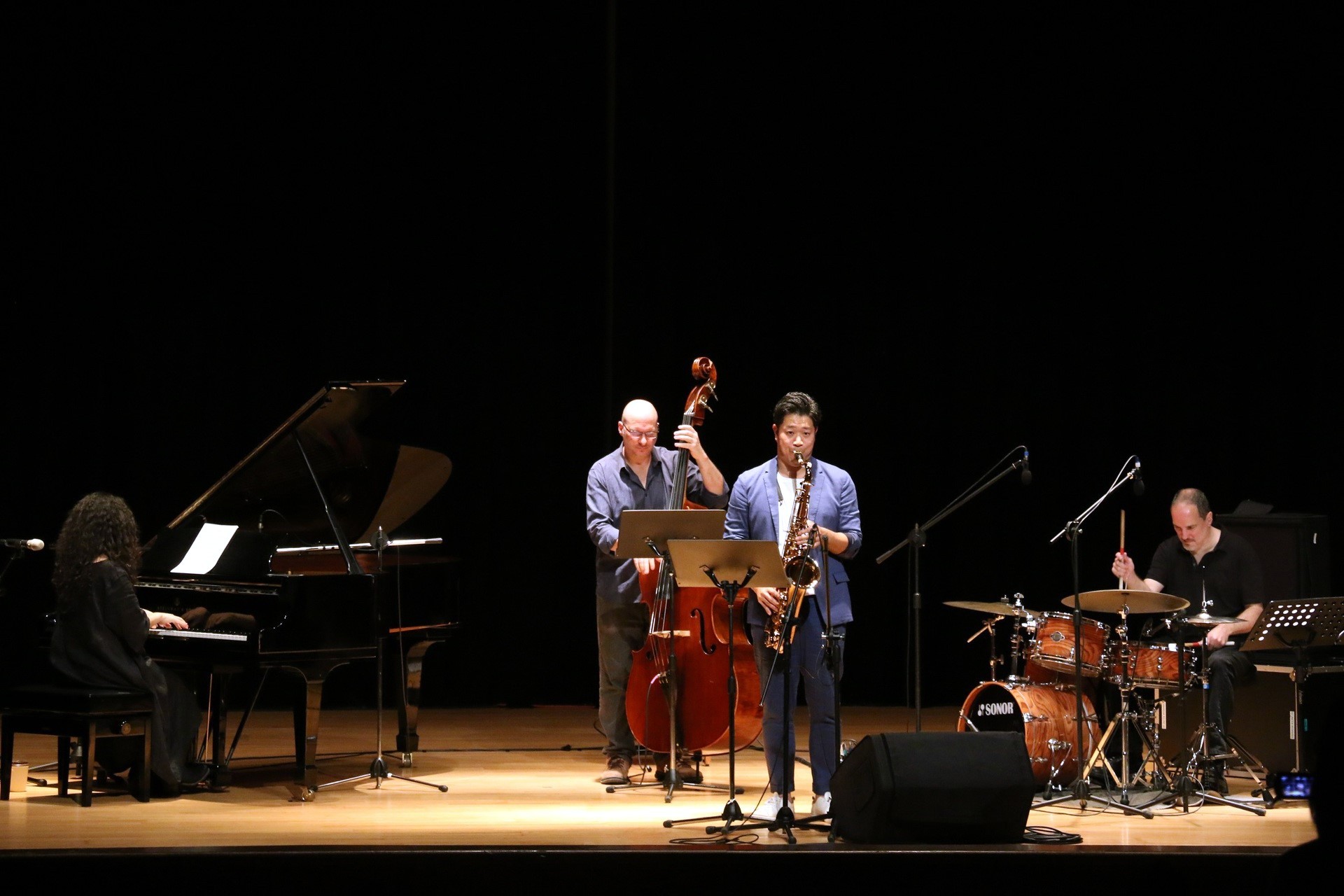鋼琴家許郁瑛（左）、貝斯手Danny Zanker、日本薩克斯風手西口宏明、爵士鼓手Chuck Payne（右）