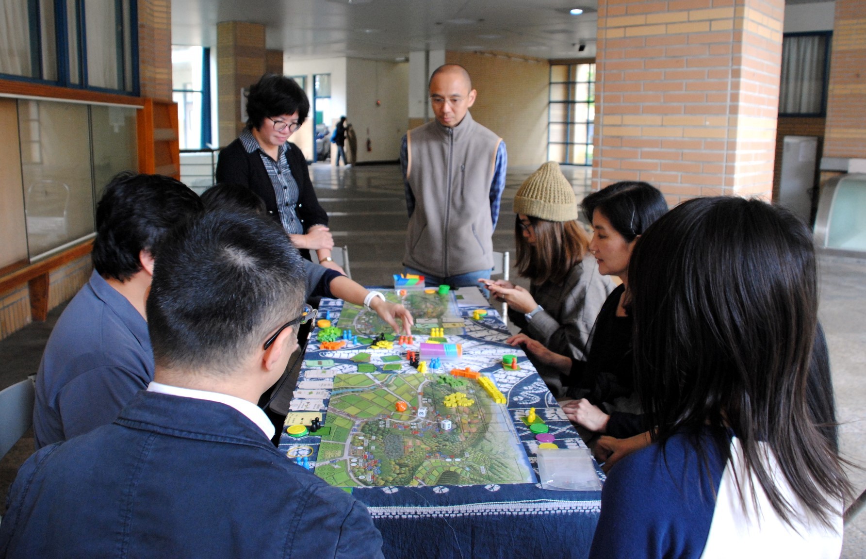 與會來賓一起試玩開發中的合作社桌遊與討論