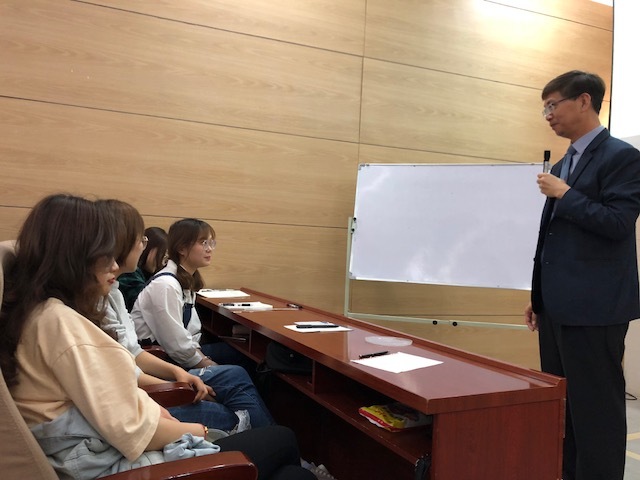 朱景鵬副校長與參與講座學生交流互動