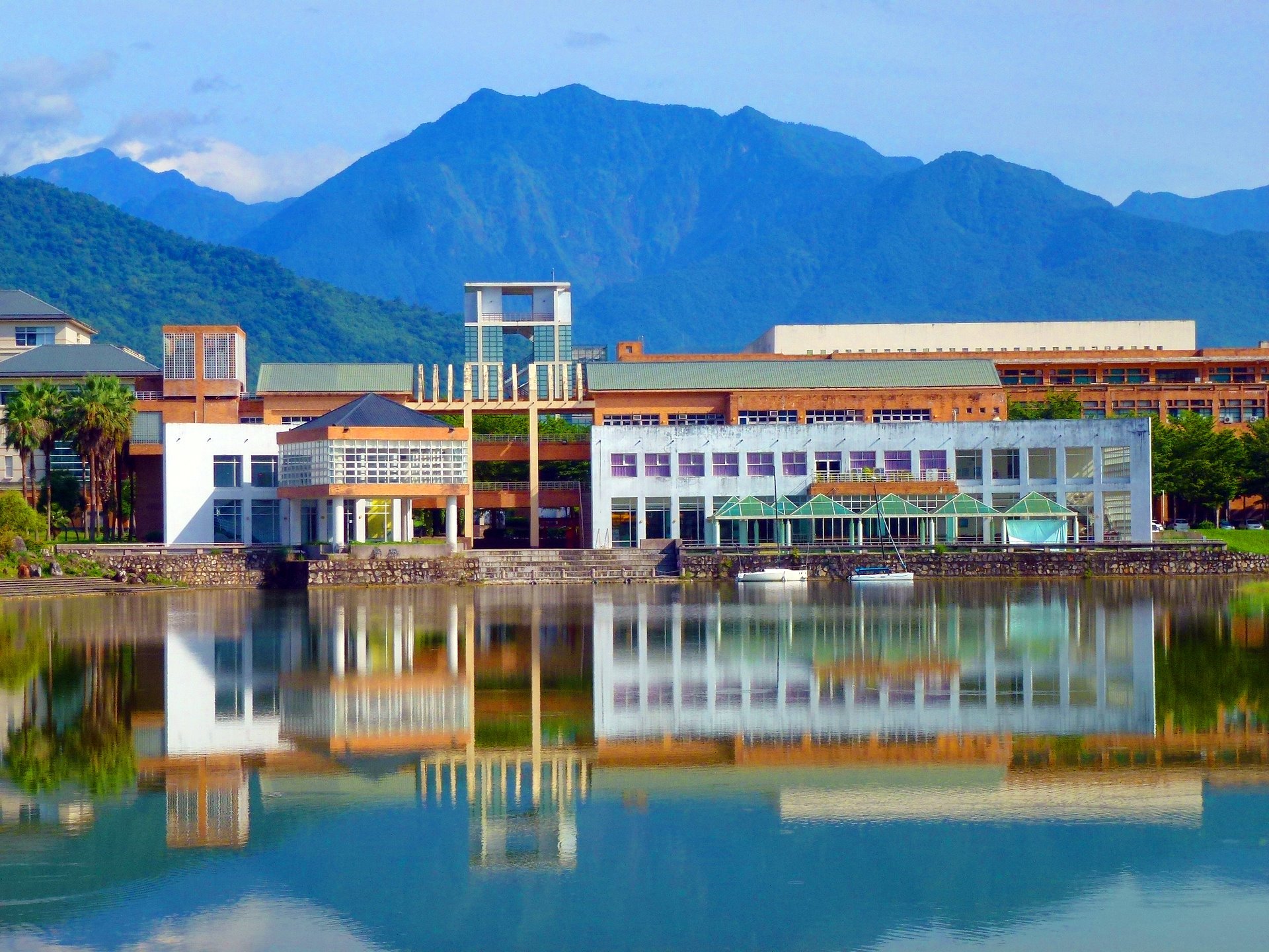 東華大學美麗湖畔餐廳