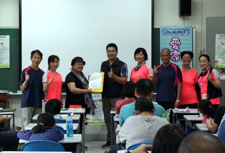 林俊瑩主任頒贈感謝狀予家庭教育中心志工