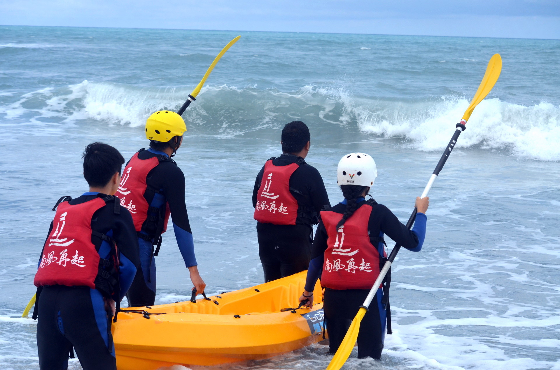 蘇帆教練帶領學生出海體驗海上獨木舟