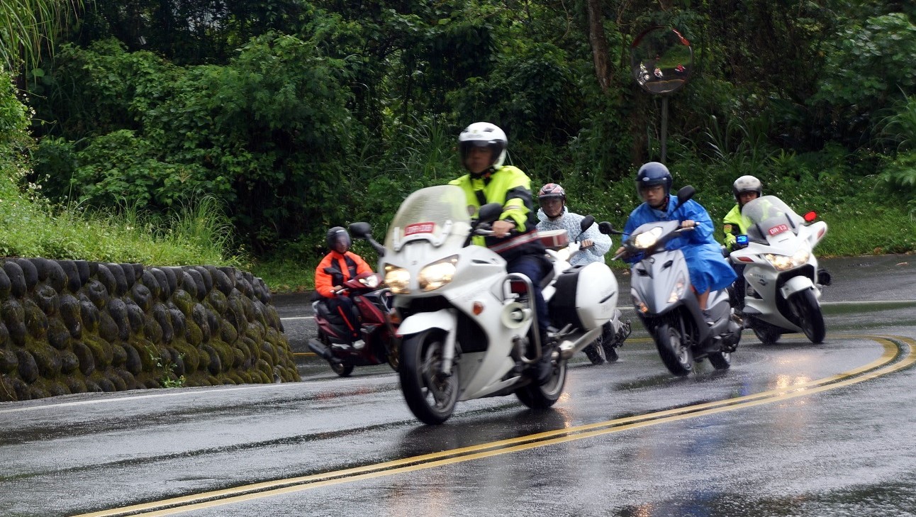 重型機車隊帶領東華學生練習道路駕駛